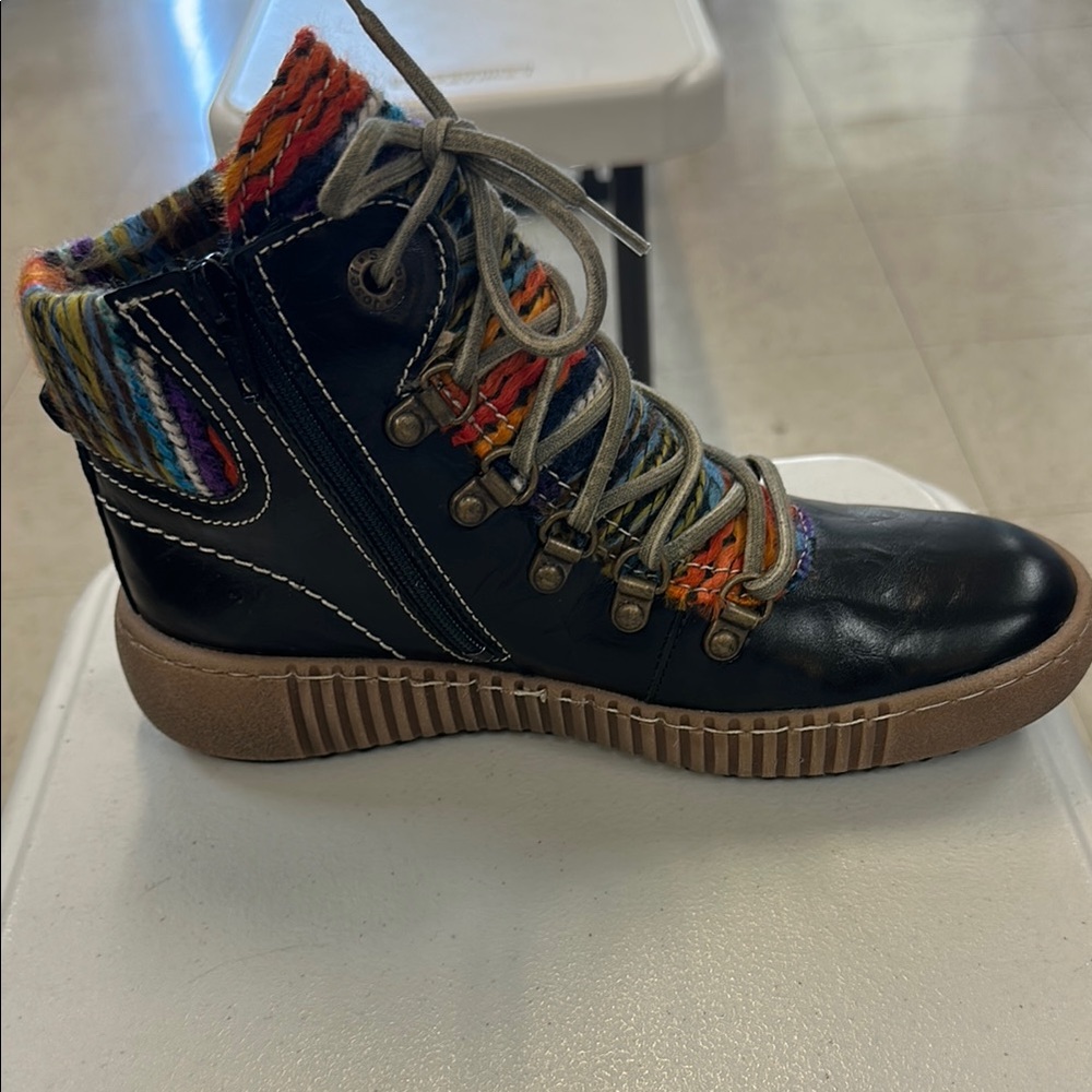 Josef Seibel Maren 06 Boots
Colorful Knit Trim Black Leather Boots